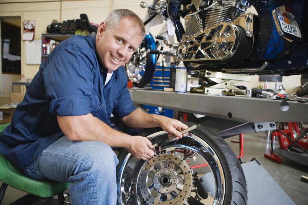 Popis pod obrázkom: Správnou údržbou predĺžite životnosť pneumatík na motocykel.