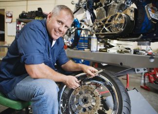 Popis pod obrázkom: Správnou údržbou predĺžite životnosť pneumatík na motocykel.