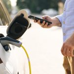 Elektromobilom po Slovensku: nabíjanie, trasy a či platíte diaľničnú známku Elektromobil nabíjajúci sa pri verejnej nabíjacej stanici počas cesty po Slovensku.