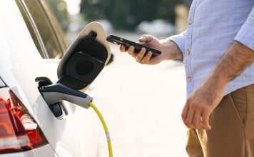 Elektromobilom po Slovensku: nabíjanie, trasy a či platíte diaľničnú známku Elektromobil nabíjajúci sa pri verejnej nabíjacej stanici počas cesty po Slovensku.