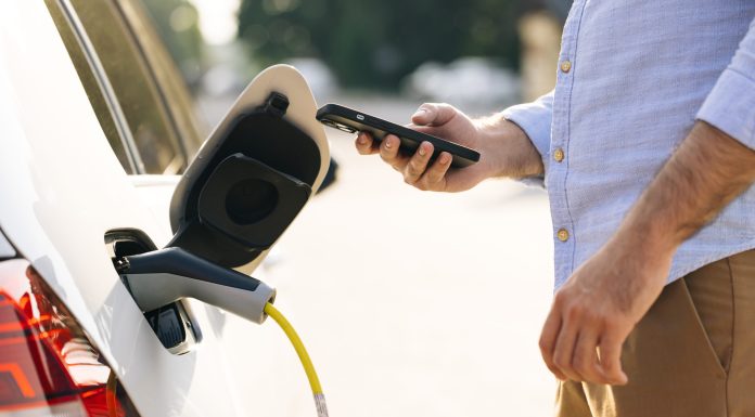 Elektromobilom po Slovensku: nabíjanie, trasy a či platíte diaľničnú známku Elektromobil nabíjajúci sa pri verejnej nabíjacej stanici počas cesty po Slovensku.